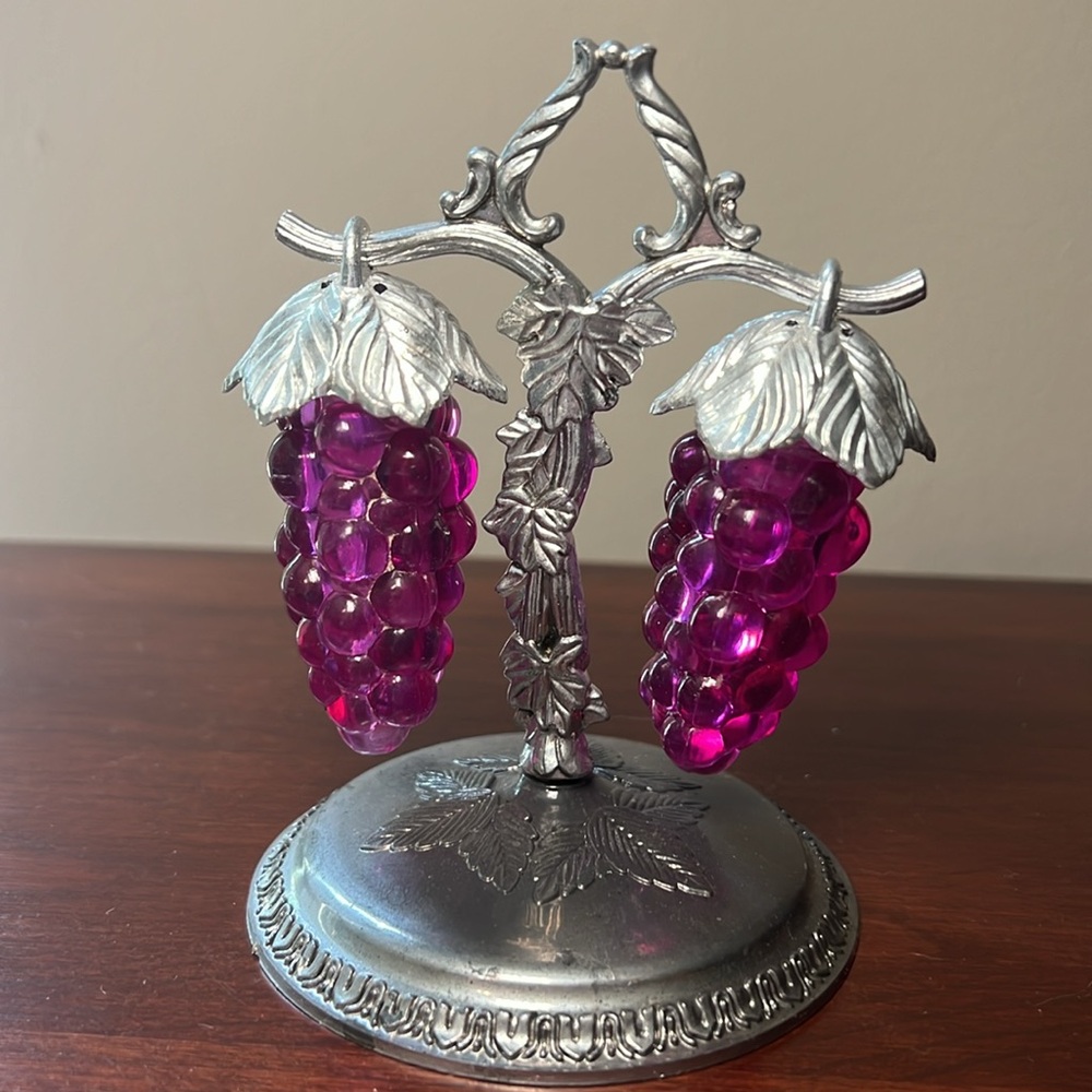 Vintage Hanging Grapes 1970’s Salt & Pepper Shakers Plastic Retro Hong Kong - Picture 4 of 6